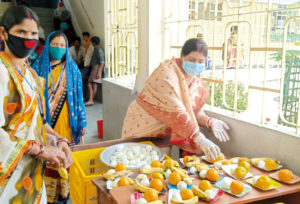 Die Gesundheitsberaterinnen versorgen während der Corona-Pandemie ihre Mitmenschen mit Lebensmitteln.